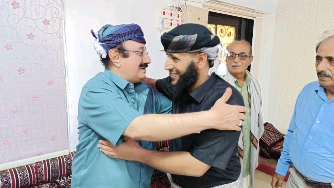 القائد كمال الحالمي يقدم واجب العزاء للسفير قاسم عسكر جبران
