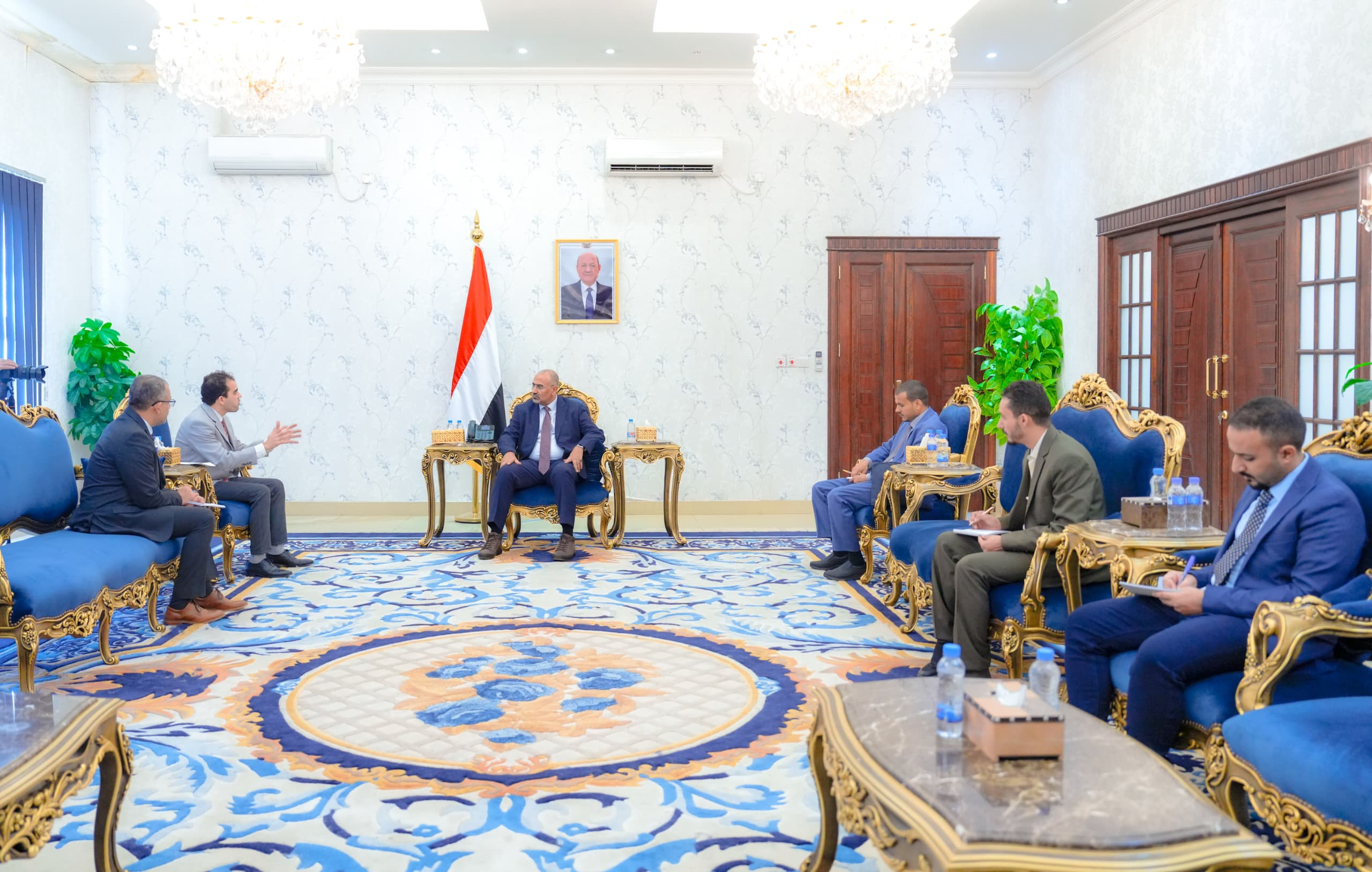 الرئيس الزُبيدي يشيد بالتدخلات الإنسانية للجنة الدولية للصليب الأحمر في بلادنا