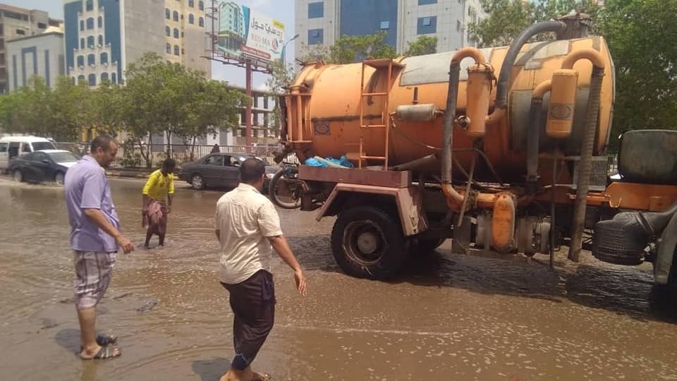  : لجنة الإغاثة والأعمال الإنسانية بالانتقالي الجنوبي تواصل عملية شفط مياه الأمطار 