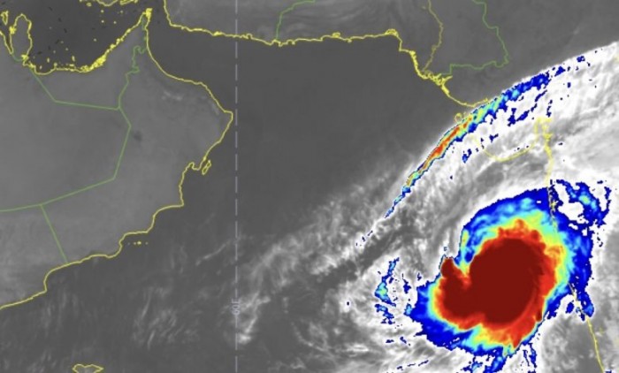  : انخفاض تصنيف الإعصار المداري كيار إلى الدرجة الثالثة