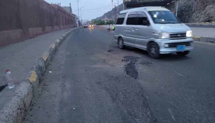 انتشار الحفريات في طرقات عدن يثير استياء المواطنين