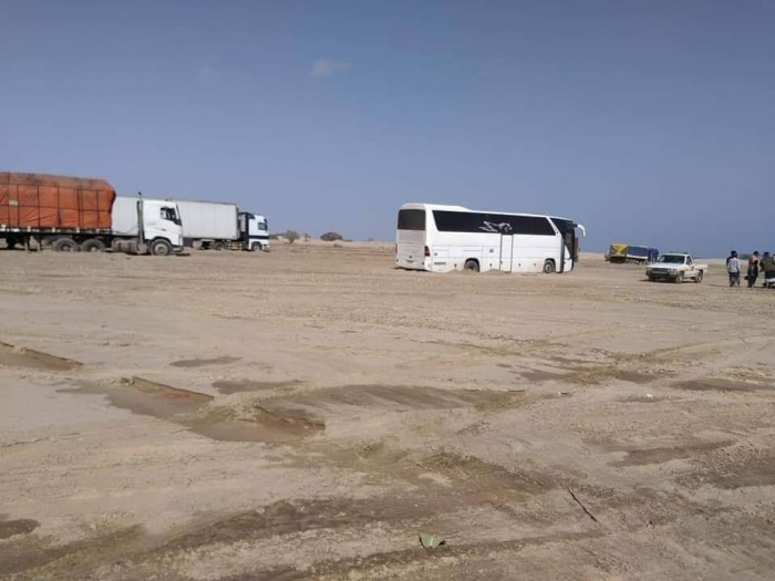  : الكثبان الرملية تعيق الحركة عبر الطريق الرابط بين شبوة وحضرموت (صور)