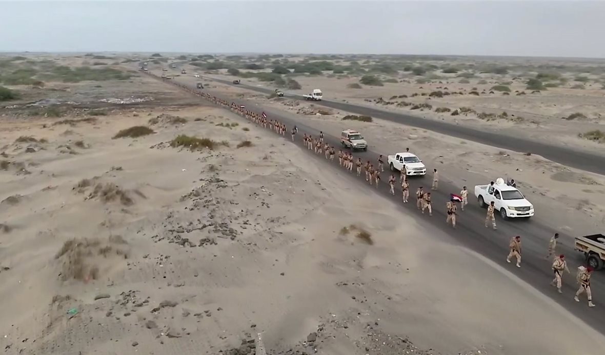 اللواء الخامس دعم وإسناد ينفذ مسيرًا عسكرياً بمناسبة تخرج عدد من الدورات القتالية 