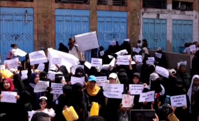 مظاهرة نسائية في تعز تندد بالتدهور المعيشي والانفلات الأمني بالمدينة