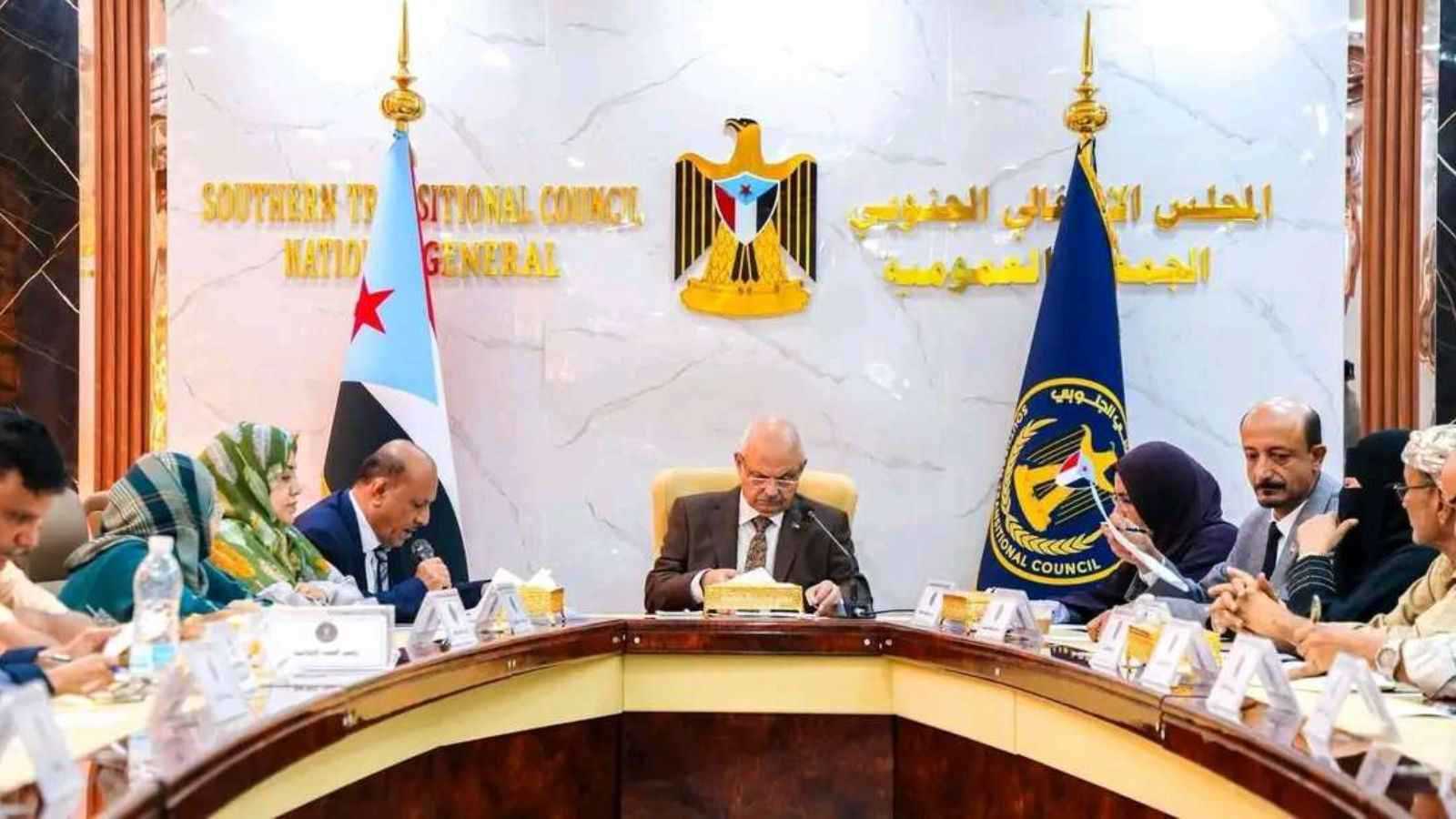 "الانتقالي الجنوبي": العليمي و"الإخوان" مسؤولان عن أحداث المكلا وتداعياتها