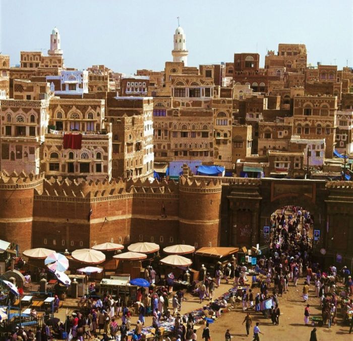 مقـ.ـتل طالبتين جامعيتين وإصابة أخريات بحادث مروري مروّع في العاصمة صنعاء