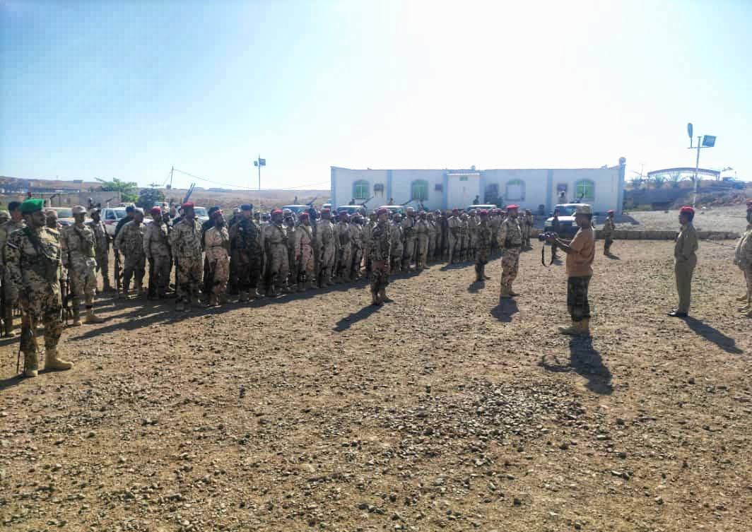 رئيس أركان المنطقة العسكرية الثانية يطلع على جاهزية لواء النخبة الحضرمي بالمكلا