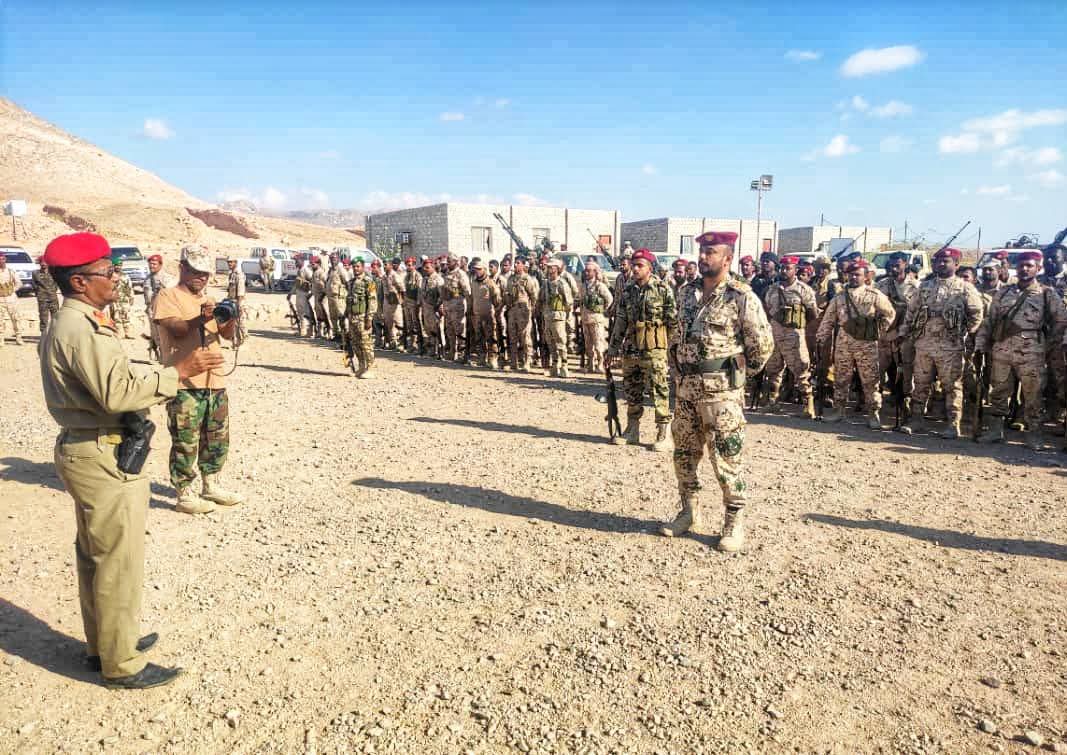 رئيس أركان المنطقة العسكرية الثانية يطلع على جاهزية لواء النخبة الحضرمي بالمكلا