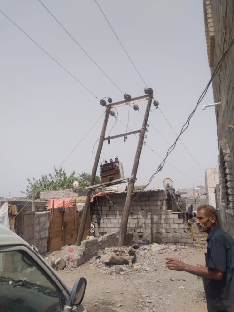 أهالي منطقة اللحوم بدار سعد عدن يشكون من أسلاك متهالكة وأعمدة كهرباء آيلة للسقوط تهدد حياتهم